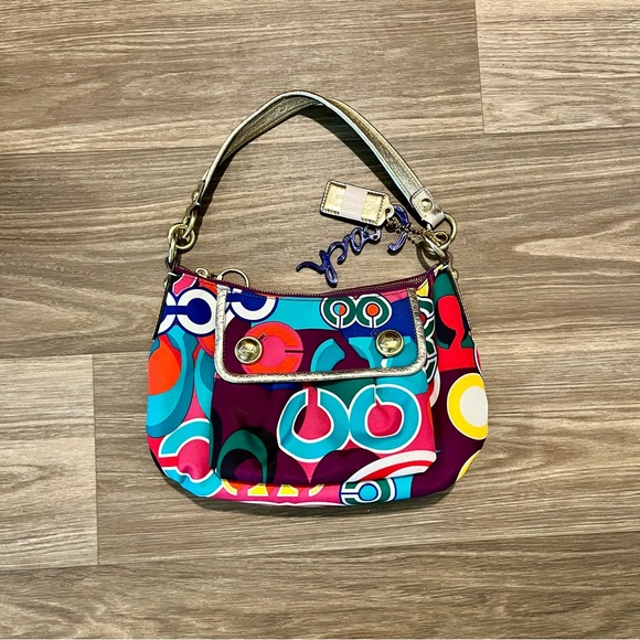 Coach Handbags - Coach Poppy Signature Pop C Groovy Purse in Excellent Condition with Shirt Strap